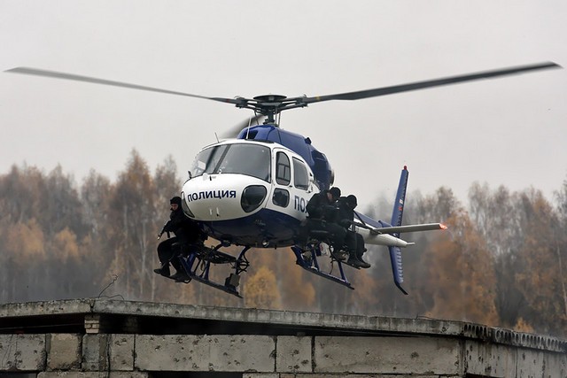 Trực thăng cơ động AS-355N chở lính đặc nhiệm.